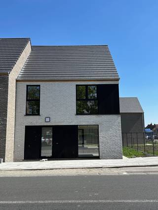Nieuwbouwwoning met 3 slaapkamer en een tuin.---------------------Aanmelden via onze ERA Website !! ----------------- Ruime woning met 3 slaapkamers,...