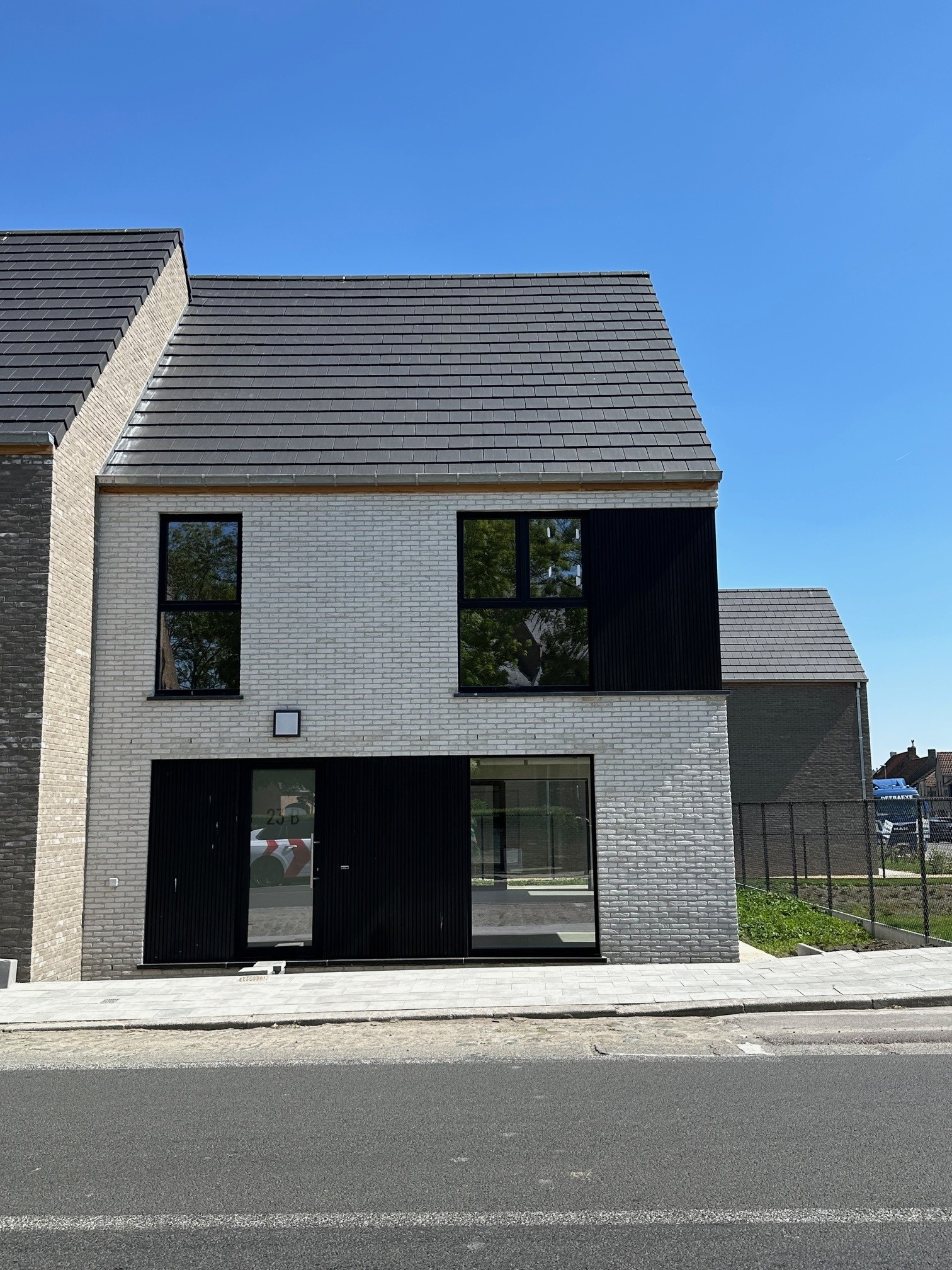 Nieuwbouwwoning met 3 slaapkamer en een tuin. - foto 1