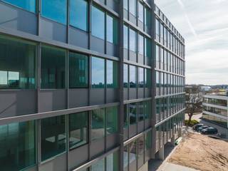 Fenomenaal gelegen kantoren met een oppervlakte van <strong>500 m²</strong> (en meer) te huur aan <strong>The Loop, op amper 2 km van het knooppunt E40/E17</strong> en nabij de <strong>R4 te Zwijnaarde</strong>. Deze unieke locatie zorgt voor een uitstekende bereikbaarheid, zowel met de wagen als het openbaar vervoer, en ligt op slechts enkele minuten van het<strong> centrum van Gent</strong>.<br /><br />De instapklare kantoren bevinden zich in twee kwalitatieve nieuwbouw BEN-kantoorgebouwen, waarvan het ene gebouw vier verdiepingen heeft en het andere vijf verdiepingen. Elk van deze verdiepingen wordt volledig verhuurd, waardoor u kunt profiteren van een ruim en efficiënt ingericht werkoppervlak. <br />De gebouwen zijn verbonden door een centraal gelegen <strong>middenplein</strong>, dat sfeervol en modern is ingericht als <strong>ontspanningszone</strong>.<br />Een van de absolute troeven van dit project is de duurzaamheid. De kantoren zijn uitgerust met een combinatie van innovatieve technologieën zoals een<strong> PV-installatie, geothermie, klimaatplafonds en DALI-gestuurde verlichting</strong>. Bovendien zijn er geen fossiele brandstoffen aanwezig.<br />Verder beschikken de gebouwen over<strong> ruime parkeermogelijkheden</strong>, wat een groot pluspunt is voor zowel werknemers als bezoekers.<br /><br />De kantoren zijn<strong> onmiddellijk beschikbaa</strong>r. Vestig uw bedrijf in deze uitzonderlijke omgeving en geniet van alle voordelen die deze toplocatie te bieden heeft. Voor meer informatie of een vrijblijvend plaatsbezoek kunt u contact opnemen met <strong>PANORAMA B2B GENT KANTOREN</strong> op <strong>09 225 09 02</strong>.