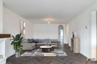 <p><span>Gerenoveerd appartement (98 m²) met 2-3 slaapkamers, garage en terras (3 m²) in Boechout.</span></p><p><span> </span></p><p><span>Wonen in de Frans van der Muerenstraat, dat is rustig wonen op een boogscheut van het centrum met tal van winkels, scholen en supermarkten. De P+R ligt om de hoek, ideaal voor wie pendelt met het openbaar vervoer. Deze locatie combineert uitstekende bereikbaarheid met een aangename woonomgeving.</span></p><p><span> </span></p><p><span>Het appartement werd recent volledig gerenoveerd, waarbij kosten noch moeite zijn gespaard om een afwerking te creëren die uitblinkt in kwaliteit en karakter. Unieke materialen en doordachte details maken van dit appartement een plek waar je meteen verliefd op wordt. Het bevindt zich in een kleinschalig gebouw en ligt op de tweede verdieping. De vaste kosten zijn beperkt. Het dak werd volledig vernieuwd en conform geïsoleerd, wat mee bijdraagt aan de uitstekende EPC-score A. Bovendien is de elektriciteit conform en werd gekozen voor hoogrendementsglas in PVC, wat het wooncomfort én de energiezuinigheid aanzienlijk verhoogt.</span></p><p><span>Binnenkomen doe je in de hal met apart gastentoilet, van waaruit je meteen doorloopt naar de lichtrijke leefruimte van 46 m². Hier vormt de unieke, hoogwaardig afgewerkte keuken de absolute blikvanger — een stijlvolle ruimte waar koken en gezellig samenzijn centraal staan. Aansluitend bevindt zich een kleine berging.</span></p><p><span>De twee slaapkamers van 7 m² en 14 m² zijn gelegen aan de achterzijde en vanuit de kleinere kamer heb je toegang tot het west-georiënteerde terras (3 m²). Daarnaast is er nog een extra kamer van 6 m², perfect inzetbaar als berging, dressing, bureau, hobbykamer of logeerkamer.</span></p><p><span>De badkamer van 6 m² is uitgerust met een inloopdouche, lavabomeubel en ruimte om een was- en droogmachine te plaatsen. Tot slot is er een garage, verplicht mee aan te kopen aan €25.000.</span></p><p><span>Ben jij op zoek naar een appartement met een hoogwaardige afwerking? Mis deze kans niet! Bewoonbare opp. 98 m² ref.: bruto vloeropp. EPC-certificaat Voor meer info of een gratis schatting surf naar </span><span><span>www.hansimmo.be</span></span></p><p><span> </span></p>