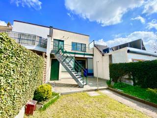 Dit tof en ruim 2 slaapkamerappartment ligt in hartje Ertvelde vlakbij alle winkels en invalswegen! Dit is een absolute TOPlocatie!De ruime garage...