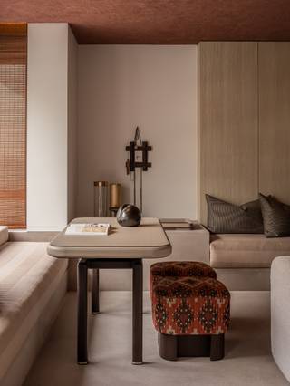 L’Appartement Cairo à Knokke, signé par l’architecte Glenn Sestig.<br /><br />Une conception unique portant la signature caractéristique de l’architecte, où architecture, esthétique et matérialité sont pensées comme un ensemble cohérent. De fortes lignes horizontales et des volumes d’assise intégrés confèrent à l’appartement son caractère serein, presque sculptural.<br /><br />Ce spacieux appartement d’environ 110 m², bénéficiant d’une vue latérale sur la mer, peut être aménagé avec trois chambres. Il est doté de menuiseries sur mesure réalisées par De Coene, tandis que la pierre naturelle de Van den Weghe apporte une subtile profondeur minérale à l’ensemble.<br /><br />Disposition de l’appartement : hall d’entrée avec vestiaire et toilettes invités. Cuisine ouverte réalisée sur mesure, attenante au premier espace de vie avec coin salon et vue latérale sur la mer. Chambre principale avec salle de bains en suite. Deuxième chambre. Toutes les chambres disposent de placards sur mesure. Deuxième espace de vie pouvant être aménagé en troisième chambre, cuisine et salle de douche. Toilettes invités.<br /><br />Possibilité d’acquérir un box de garage dans une résidence située à proximité. Local à vélos commun et double cave privative.<br /><br />Un appartement remarquable et exclusif, situé à quelques mètres seulement de la digue de Knokke et de la place du Triangle (Driehoeksplein), où architecture, matériaux et souci du détail se rencontrent de manière exceptionnelle.