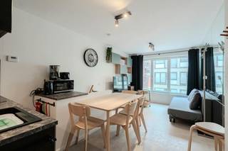 Découvrez cet appartement duplex unique à vendre, situé aux 2ème et 3ème étages de la résidence Chateau Beaulieu dans la Raversijdestraat à Ostende. Cette propriété est idéalement située à quelques pas de la mer, de la plage et des transports en commun. Grâce à son agencement intelligent, cet appartement offre une quantité surprenante d'espace et de flexibilité. Les deux couchages meublés supplémentaires dans le hall offrent également des options supplémentaires.<br /><br />Disposition :<br />* Étage supérieur (3e étage)<br />- espace de vie lumineux<br />- cuisine ouverte équipée d'une cuisinière en céramique et d'un évier<br /><br />* Étage inférieur (2e étage)<br />- chambre 1 (10m²)<br />- hall de nuit meublé de 2 coins de couchage intégrés supplémentaires<br />- salle de bain avec douche, meuble de toilette avec lavabo et toilettes<br /><br />Avantages :<br />- excellent emplacement près de la mer, de la plage et des transports en commun<br />- unique et plus spacieux qu'un studio classique<br />- extrêmement prêt à emménager<br />- parfait comme investissement ou comme résidence secondaire<br /><br />Vous souhaitez plus d'informations ou une visite du site de cet appartement unique à vendre à Ostende ? Contactez-nous pour prendre rendez-vous !<br /><br />Registre des mesures: non