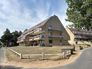 In de residentie De Wulp te Sint-Idesbald (Koksijde) vinden we dit hoekappartement met 2 slaapkamers en 3 ruime terrassen te koop. Het appartement...