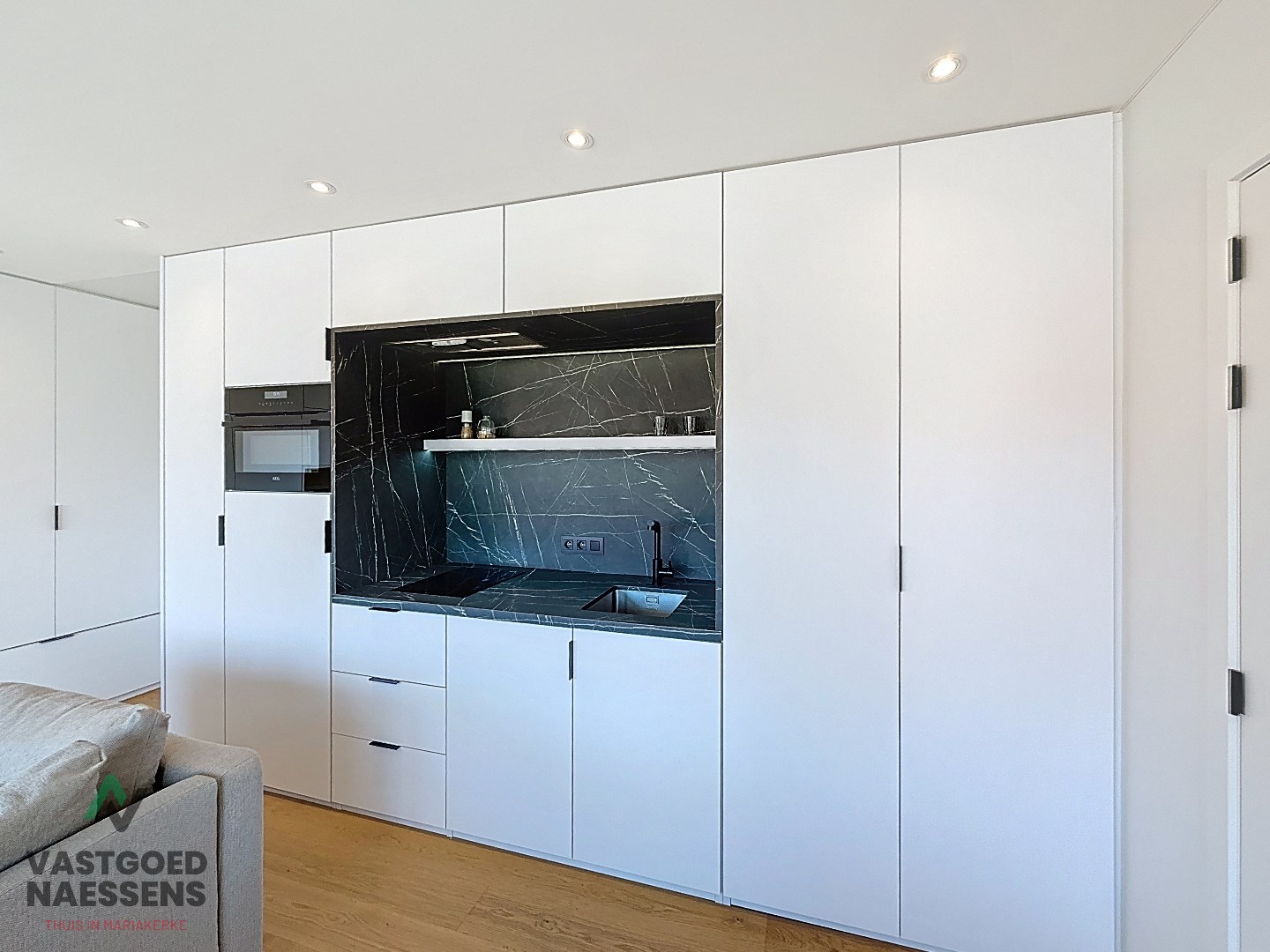 SCHITTEREND VERNIEUWDE STUDIO MET SLAAPHOEK VLAKBIJ ZEEDIJK - foto 5