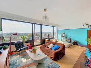 <p><span>We Invest Sud-Luxembourg biedt dit aangename studio-appartement van 42 m² te huur aan, gelegen op de 4e verdieping van de residentie « Le Luxembourg », Avenue Jean-Baptiste Nothomb 14 in Aarlen.</span></p>
<p><span>De woning bestaat uit een inkomhal met vestiaire en een apart toilet, evenals een aangename en lichtrijke leefruimte met een half uitgeruste keuken. De studio beschikt eveneens over een badkamer met douche en wastafel.</span></p>
<p><span>De leefruimte geeft toegang tot een zuidelijk georiënteerd balkon van 10 m², met een mooi en vrij uitzicht over de stad Aarlen. Deze buitenruimte is een echte troef en biedt de mogelijkheid om de hele dag van veel natuurlijk licht te genieten.</span></p>
<p>Bij de woning hoort een privatieve kelder, evenals een gemeenschappelijke wasruimte met een voorziene aansluiting voor een wasmachine.</p>
<p>Huurprijs: € 850/maand<br />Maandelijkse provisie voor lasten: € 90<span>, inclusief de gemeenschappelijke lasten en een provisie voor verwarming en warm water.</span></p>
<p><span>Een studio die comfort, lichtinval, buitenruimte en een centrale ligging combineert, ideaal voor een alleenstaande die wil genieten van alle voorzieningen die Aarlen te bieden heeft.</span></p>
<p><span>Voor meer informatie of een bezoek kunt u contact met ons opnemen via +32 (0)63 33 00 69 – </span><span>sud.luxembourg@weinvest.be</span></p>