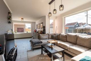 In dit landelijke, maar goed verbonden deel van Assenede, net over de Nederlandse grens vind je deze charmante open bebouwing.<br />De woning combineert ruimte, een praktische indeling en een prachtige buitenomgeving waar het heerlijk vertoeven is.<br /><br />Binnen kom je terecht in een gezellige woonkamer met aansluitend een eetruimte en een functionele keuken. Daarnaast zijn er op het gelijkvloers een badkamer, een aparte wasruimte en een aparte koer die extra mogelijkheden biedt. Op de verdieping wachten drie volwaardige slaapkamers, ideaal voor een gezin of voor wie ruimte zoekt voor hobby’s of een thuiskantoor.<br /><br />Buiten geniet je van een zeer ruime tuin, perfect om tot rust te komen of actief te tuinieren.<br />Verder is er een praktische garage met extra mogelijkheden, zonnepanelen (zonder batterij) en een EPC-label C (296 kWh/m²). De woning beschikt bovendien over een droge kelder en een zolder die extra opbergruimte biedt.<br /><br />Troeven van deze woning:<br />	- Open bebouwing in ‘het Staakje’<br />	- Aparte wasruimte en koer<br />	- Zonnepanelen aanwezig (zonder batterij)<br />	- EPC-label C (296 kWh/m²)<br />	- Garage met extra mogelijkheden<br />	- Droge kelder <br />	- Zolder voor extra opbergruimte<br /><br />Bereikbaarheid en omgeving:<br />Groene en landelijke omgeving met alle voorzieningen dichtbij. In het centrum van Assenede liggen supermarkten zoals Aldi, OKay en Smatch, samen met bakkers en slagers. Net over de grens in Sas van Gent vind je bovendien een Albert Heijn en Lidl, waardoor je nog meer keuze hebt voor je dagelijkse boodschappen. Openbaar vervoer is vlot bereikbaar via de halte “Knikkerstraat”.<br /><br />Een woning die warmte en ruimte uitstraalt, en helemaal klaar is om nieuwe bewoners te verwelkomen.<br />Contacteer ons voor meer informatie of om een afspraak in te plannen.<br /><br />Nieuw stedenbouwkundig attest in aanvraag.