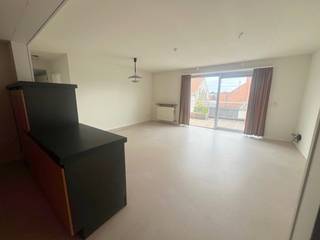 ZEER RUIME <strong>SERVICEFLAT</strong> MET RUIME SLAAPKAMER EN ZEER GROOT TERRAS <br />3 de verd  ruime living met ingerichte gedeeltelijke open keuken (recente dampkap en ijskast) ,algemeen veel lichtinval, schuifraam naar gigantische terras ( recent nieuwe vloer) , ruime slaapkamer, grote badkamer met douche, berging <br />ALGEMEEN  : restaurant ( waar je kan eten voor slecht 9 euro ) , gezellig salon koffie en thee gratis , mooi groot  terras, mooie parktuin met banken, parkeerplaatsen<br />REEDS BETAALDE KOSTEN  CV KETEL EN VERLICHTING IN GANG (DUS GEEN VERWACHTE KOSTEN MEER AAN BLOK)<br />HUURPRIJS WAS 903 EURO<br />OP WANDELAFSTAND VAN  DE STATIONSSTRAAT   BEENHOUWER    BAKKER    SUPERMARKTEN TREIN EN BUS <br />elek conform<br />EPC 108<br /> 