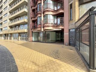 Dit prachtig gelegen handelspand in de bruisende Zeelaan biedt u een unieke kans. Met het strand op slechts 50 meter afstand geniet u hier van...