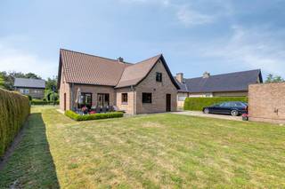 Prachtig vrijstaand wonen: ruimte, rust en een zalig uitzicht.Zoek je de perfecte match tussen ruimte, rust en een topbereikbaarheid voor jouw gezin? Deze vrijstaande woning biedt alles wat je hart begeert.De highlights van jouw nieuwe thuis:Licht &amp; Gezelligheid: Een royale, lichtrijke leefruimte met een sfeervolle open haard en direct zicht op de tuin. Ideaal voor gezellige gezinsavonden.Ruimte voor iedereen: Met een bureau/slaapkamer op het gelijkvloers en 3 comfortabele slaapkamers én een complete badkamer boven, heeft iedereen zijn eigen plek. Plus: extra opbergruimte op de handige zolders!Buitenleven pur sang: De ruime, zuidgerichte tuin biedt optimale privacy en een heerlijk, vrij uitzicht over de achterliggende velden. Extra troef voor zelfstandigen of hobbyisten: Naast de inpandige garage beschikt dit perceel over een vrijstaande garage, carport en extra tuinberging. Ideaal voor opslag, een praktijk aan huis of je favoriete hobby. Plan je afspraak in via www.dewaele.comDe algemene voorwaarden van Dewaele DIY kunt u steeds raadplegen via dewaele.com.Bestuursmaatregelen in het maatregelenregister: nee