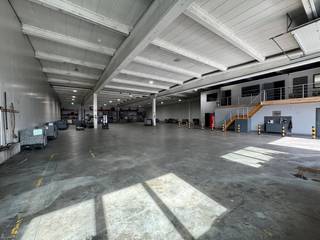Warehouse/Storage Room (1,350 m²):<br /><br />*Clear height: 4.90 metres below the beams, ideal for tall racks or large machines.<br />*Equipped with 1 large automatic sectional door.<br />*Utilities: Power, water and gas connections available.<br />*Equipped with a fire station and camera surveillance.<br /><br />Office and social areas (245 m²):<br /><br />* 6 separate office spaces and 1 spacious meeting room.<br />* Kitchenette, separate sanitary facilities (toilets) and a shower room.<br />* Gas heating in the offices, camera surveillance and shutters on the sunny side for a pleasant working climate.<br /><br />Outdoor Space & Parking:<br /><br />*Parking:Spacious paved outdoor area with 20 reserved parking spaces.<br />*EV supply: Includes 2 charging stations for electric vehicles.<br /><br />Financial and practical conditions:<br /><br />*Availability: From 01/10/2026<br />*Rental price: Excluding VAT<br />*Rental deposit: 3 months rent<br />*Property tax: Calculated 1-on-1 based on the annual tax bill<br /><br />Interested in discovering the opportunities for your company on site? <br />Contact us today for more information or to schedule a site visit.