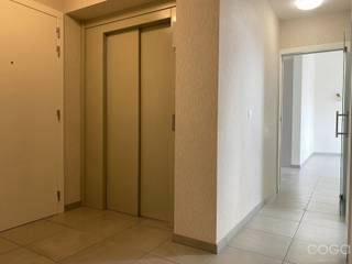<p>Ontdek dit prachtig dakappartement van ca. 102 m², gelegen in de recente residentie ‘Hof Ter Beecke’ (bouwjaar 2017), pal in het centrum van Brecht. Dankzij de centrale ligging bevinden winkels, scholen en openbaar vervoer zich op wandelafstand, wat zorgt voor een uiterst comfortabele woonervaring.</p>
<p>Het appartement bevindt zich op de tweede verdieping en is bereikbaar via een lift die rechtstreeks uitgeeft in het appartement, wat zorgt voor extra privacy en gemak.</p>
<p>De indeling is als volgt: een centrale inkomhal, met apart gastentoilet, leidt naar de lichtrijke leefruimte, opgedeeld in een gezellige zithoek en eetruimte met open keuken. De volledig uitgeruste keuken beschikt over een 5-pits gasfornuis, geïntegreerde dampkap, spoeltafel, vaatwasser, microgolf en koelkast. Aansluitend bevindt zich een ruime berging/wasplaats.</p>
<p>Vanuit de keuken heeft u toegang tot het royale terras van ca. 40 m², ideaal georiënteerd op het zuidwesten – perfect om te genieten van de zon in alle rust.</p>
<p>Verder beschikt het appartement over twee volwaardige slaapkamers (ca. 13 m² en 12 m²) en een badkamer uitgerust met een wastafel in meubel en een ligbad met douchecombinatie.</p>
<p>Via een vlizotrap in de hal bereikt u de zolder, die extra bergruimte biedt.</p>
<p>Bij het appartement horen bovendien een private kelderberging (ca. 8 m²) en een autostaanplaats in de ondergrondse parking.</p>
<p>Met een uitstekende staat van onderhoud is dit appartement volledig instapklaar.</p>
<p>Bent u op zoek naar een recent en comfortabel appartement op toplocatie in Brecht? <br />Dan is dit zonder twijfel een kans die u niet mag missen!</p>