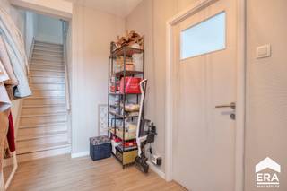 Bent u op zoek naar een verzorgde, instapklare woning op een rustige locatie? Dan is deze halfopen bebouwing aan de Eikstraat 9 in Lommel absoluut een bezoek waard.<br />De woning is gelegen in een aangename, doodlopende straat waar rust en wooncomfort centraal staan. Dankzij deze rustige ligging geniet u dagelijks van een beperkte verkeersdrukte, terwijl winkels, scholen, openbaar vervoer en het centrum van Lommel vlot bereikbaar blijven. <br /><strong>Troeven op een rij:</strong>
<ul><li>Instapklare woning</li><li>Rustige ligging in een doodlopende straat</li><li>3 slaapkamers</li><li>Kelder en zolder aanwezig</li><li>Overdekt terras</li><li>Vlotte verbinding naar centrum, scholen en winkels</li><li>Cv op gas</li><li>Voorzien van vliegenramen </li><li>Vernieuwde PVC ramen (2025)</li><li>EPC C = geen renovatieverplichting</li></ul>
<strong>Indeling:</strong><br />Gelijkvloers: inkomhal, leefruimte, keuken, badkamer, apart toilet, berging, toegang kelder<br />Verdieping: 3 slaapkamers, toegang zolder<br /><br />Kortom, deze woning combineert rust, comfort en functionaliteit op een uitstekende locatie in Lommel. <br />Ontdek zelf de charme en het wooncomfort van deze instapklare woning en plan vandaag nog uw bezoek.