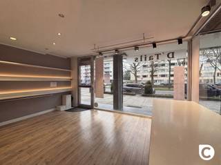 <p><span>Currently set up as a stylish clothing store, this commercial ground floor offers an excellent commercial opportunity.</span></p><p><span> </span></p><p><span>The space features a spacious and highly visible window display, ideal for attractively presenting products and attracting maximum attention from passers-by.</span></p><p><span> </span></p><p><span>Thanks to the large glass windows, the premises enjoy plenty of natural light, contributing to a pleasant and inviting atmosphere.</span></p><p><span> </span></p><p><span>Located in a lively avenue with lots of passage, this property benefits from a daily flow of potential customers.</span></p><p><span>The commercial location ozgt for a strong visibility and accessibility, which makes it extremely suitable for retail or other commercial activities.</span></p><p><span> </span></p><p><span>Moreover, public transportation is in close proximity, ensuring easy accessibility.</span></p><p><span> </span></p><p><span>At the back there is a small additional space, ideal to use as a storage room, office or kitchenette.</span></p><p><span> </span></p><p><span>Rent and availability:</span></p><p><span>Rent: €1,225.00 / month</span></p><p><span>Monthly costs: €175,00 / month - own water consumption included</span></p><p><span>Availability: 1/08/2026</span></p>