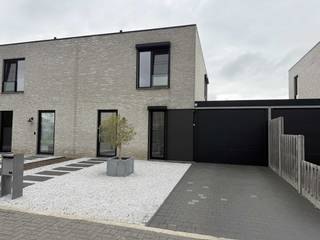 Deze recente woning ligt in een verkeersluwe schoolomgeving. De woning is mooi afgewerkt en goed onderhouden.<br /><br />De indeling is praktisch met op het gelijkvloers een inkomhal met vestiaire en gastentoilet, een bergruimte en een woonkamer met open keuken. Op het verdiep liggen de badkamer, een wasberging en 2 slaapkamers,waarvan één kamer werd opgedeeld in 2 aparte slaapkamertjes. Er werd daarvoor een extra raam geplaatst in de zijgevel.<br /><br />De tuin met overdekt terras is ruim en oostgericht. Het tuinhuis biedt extra opslagruimte en de wagen kan geparkeerd worden onder de carpoort.<br /><br />Dit huis is instapklaar en verwelkomt nieuwe bewoners vanaf 1 februari 2027.<br /> 