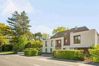 Dit exclusieve appartement spreidt zich uit over twee verdiepingen en biedt comfort, ruimte en luxe op hoog niveau. Op de eerste verdieping treft...
