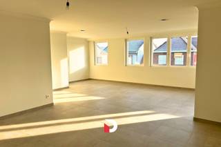 Een lichtrijk en modern volledig gerenoveerd appartement op de eerste verdieping in Beernem met private inkom. Het appartement is bereikbaar via een trap en biedt een ideale ligging, dichtbij het centrum, winkels en met een goede aansluiting op de autostrade.<br /><br />Het appartement bestaat uit drie slaapkamers en een badkamer met een ruime inloopdouche, dubbel lavabomeubel en toilet. De ruime leefruimte biedt veel comfort en licht, er is een modern ingerichte keuken aansluitend op de leefruimte. Daarnaast is er een berging met ruimte voor een wasmachine en droogkast, en een apart toilet in de inkomhal. Een extra pluspunt is de zolderruimte, die voor extra opslag of andere doeleinden kan worden gebruikt. De huurprijs is INCLUSIEF garagebox.<br /><br />GEEN gemeenschappelijk kosten.<br /><br />Dit appartement is perfect voor wie op zoek is naar een comfortabele en goed gelegen woning in Beernem. Contacteer ons kantoor voor het inplannen van een bezoek: 050/45 03 45 of verhuur@delbecque.immo.<br /><br />EPC 134 Kwh/m², label B.