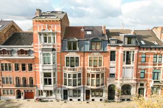 <p>Dit prachtige herenhuis uit 1914 combineert de charme van een statige historische woning met het comfort van vandaag. Met een royale woonoppervlakte van 285 m² biedt deze uitzonderlijke huurwoning alle ruimte voor een groot gezin, een combinatie van wonen en werken, of wie gewoon graag ruim woont.</p>
<p>De woning beschikt over vijf ruime slaapkamers en vier badkamers. De professionele keuken, uitgerust met hoogwaardige apparatuur, vormt het hart van de woning en zal elke kookliefhebber aanspreken. Daarnaast is er een ruime kelder die perfect dienst kan doen als extra opslagruimte.<br />De woning is eveneens geschikt voor co-housing, aangezien er op elk verdiep een badkamer aanwezig is.</p>
<p>Tijdens de renovatie werden tal van authentieke elementen zorgvuldig behouden. Hoge plafonds met sierlijke moulures, originele houten vloeren en indrukwekkende binnendeuren zorgen voor een stijlvolle en warme uitstraling. Tegelijkertijd werd de woning grondig gerenoveerd met aandacht voor modern wooncomfort en energiezuinigheid, wat resulteert in een gunstig EPC-label B.<br /><br />Achteraan bevindt zich een rustgevende tuin in een groen binnengebied, een ideale plek om te ontspannen en tot rust te komen.</p>
<p>De ligging is uitstekend: op slechts enkele minuten van het station van Leuven, met een bushalte vrijwel voor de deur en winkels, scholen en andere voorzieningen op wandelafstand.</p>
<p>Onmiddellijk beschikbaar.</p>