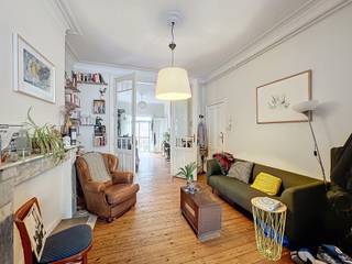 <strong>SAINT-GILLES, Prachtig 1-slaapkamer appartement van +/- 70m² op de Place Communale en op 2 minuten lopen van de Barrière de Saint-Gilles, dicht bij tal van winkels en vervoer, gelegen op de 3e verdieping zonder lift. Het bestaat uit een keuken uitgerust met een gasfornuis en aansluiting voor een vaatwasser en wasmachine, eetkamer +/- 13m², woonkamer +/- 17m², 1 slaapkamer +/- 17m², studeer/kleedkamer +/- 7m², badkamer met WC, terras. Kosten: Voorzieningen €80/maand (gemeenschappelijk - verzekering tegen verlies van gebruik - koud water). PEB G. Beschikbaar op 15/08/2026.</strong><br /><br /><span>3de verdieping zonder lift:</span><br /><br />- Keuken +/- 10m² (gasfornuis en aansluiting voor vaatwasser en wasmachine)<br />- Eetkamer +/- 13m² <br />- Woonkamer +/- 17m²<br />- Slaapkamer +/- 17m²<br />- Badkamer +/- 3m² <br />- Studeerkamer +/- 7m² <br />- Terras<br />- WC