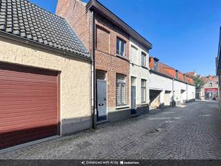 Instapklare, knusse stadswoning vlakbij 't Zand en de Vesten, een ideale uitvalsbasis om een rustige woonomgeving te combineren met alles wat de Brugse binnenstad te bieden heeft. <br /><br />De woning bestaat uit een inkomhal met toilet, een leefruimte met aansluitend zonnig stadstuintje, een open ingerichte keuken, een ruime slaapkamer, een badkamer met wastafel, ligbad en aansluiting voor wasmachine, en een ingerichte zolderkamer die perfect dienst kan doen als tweede slaapkamer, bureau of dressing. <br /><br />Het pand beschikt over een conforme elektrische installatie, een EPC-label C en is asbestveilig. Er is tevens een conformiteitsattest voor verhuur afgeleverd. <br />Zo is dit niet alleen een ideale starterswoning, maar ook een interessante investeringsopportuniteit!<br /><br />Nieuwsgierig? Contacteer ons voor een bezoek ter plaatse!