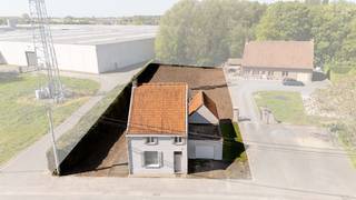 🏡 Bent u op zoek naar een ruim gelegen bouwperceel met uitstekende bereikbaarheid en tal van mogelijkheden?<br />Dan is dit perceel in de <u>Reynaertstraat te Wielsbeke</u> absoluut een bezoek waard.🌳<br /><br />Dit perceel heeft een straatbreedte van bijna 20 meter en een diepte van ongeveer 50 meter, goed voor een totale oppervlakte van circa 1.384 m². Dankzij de mooie perceelsbreedte geniet u van veel ontwerpvrijheid voor het realiseren van een ruime open bebouwing met tuinoriëntatie naar wens.📐🏠 Bestaande woning te slopen.<br /><br />✅De ligging combineert een rustige woonomgeving met een vlotte bereikbaarheid. Winkels, scholen, openbaar vervoer en belangrijke verbindingswegen bevinden zich op korte afstand. Hierdoor woont u hier in een aangename, residentiële buurt met alle dagelijkse voorzieningen binnen handbereik.<br /><br />Wat mag gebouwd worden op dit prachtige stukje grond?<br /><u>Wij lichten graag even toe:</u><br /><br />- Hoofdbestemming: Eengezinswoning of zorgwoning,<br />- Nevenbestemming: Kantoren zonder loketfunctie, kleinschalige detailhandel (met woonfunctie)<br />- Terreinbezetting: 
<ul>
	<li>Open bebouwing: max 250 m²</li>
	<li>HOB: max 200 m²</li>
	<li>Gesloten bebouwing: max 180 m²</li>
</ul>
- Max. bouwdiepte: 

<ul>
	<li>Open bebouwing: GV max. 20m , verdieping max. 15m</li>
	<li>HOB of gesloten bebouwing: GV max. 15m, verdieping max. 12m</li>
</ul>
- Max. 2  bouwlagen<br />- Bijgebouwen: vb. garage, carport, etc. (niet aangebouwd aan hoofdgebouw) toegestaan mits voorwaarden.<br /><br />⭐<strong>Extra troef</strong>: het perceel komt mogelijk in aanmerking voor heropbouw aan 6% btw, onder voorbehoud van de geldende voorwaarden en regelgeving!<br /><br />Meer informatie over de bouwvoorschriften of een bezoek ter plaatse? Neem gerust contact op met <strong>Dominique +32 476 77 31 31</strong> of mail <strong>dominique@vastgoedcanniere.be</strong>