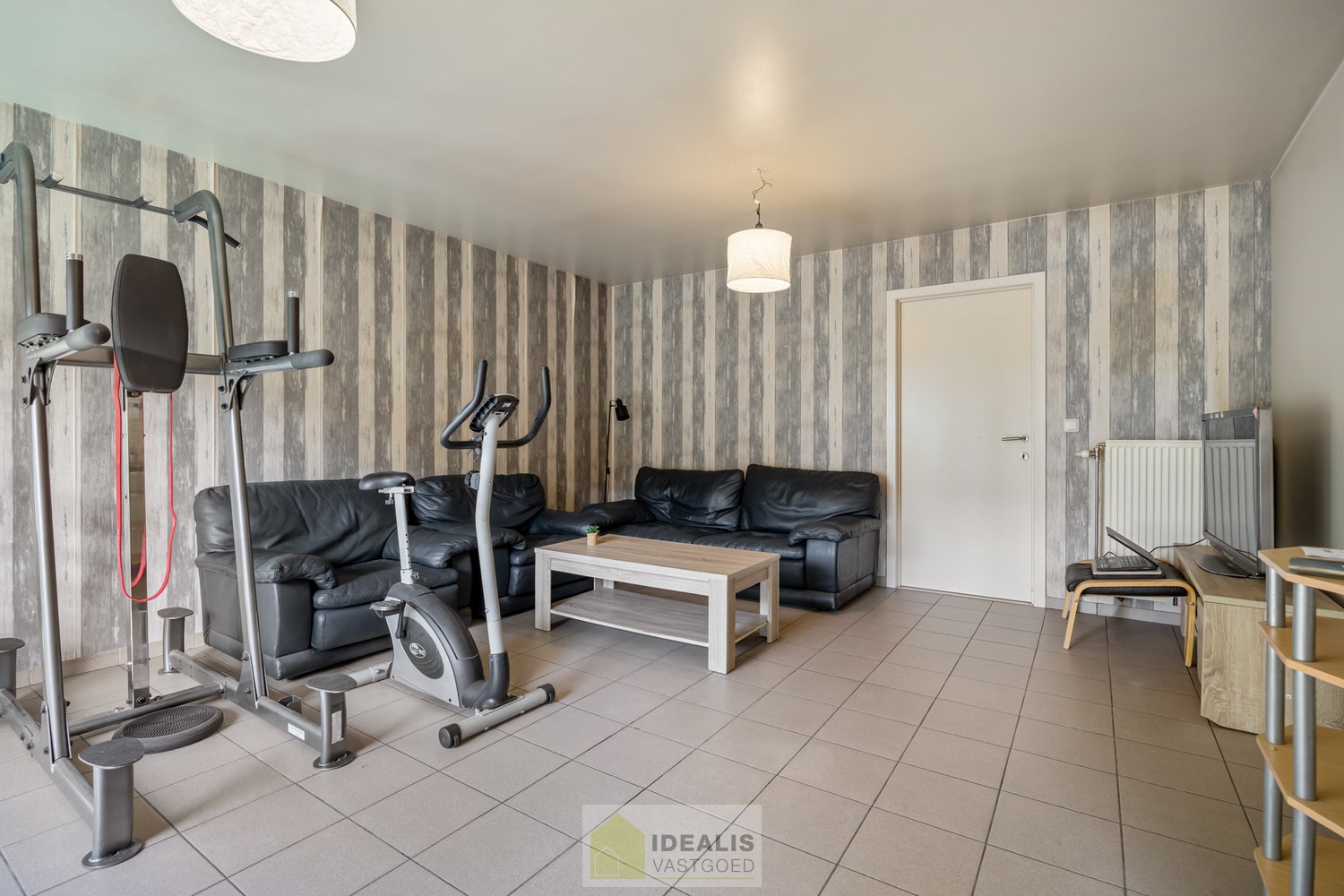 IDEALIS VASTGOED – KNAP APPARTEMENT GELEGEN OP UITERST CENTRALE LOCATIE TE OVERPELT, PELT. Dit knappe appartement met bouwjaar 2000 omvat een aangename ca.72m² en  biedt plaats aan een lichtrijke leefruimte met aansluitend goed onderhouden keuken, 2 knapp - foto 5