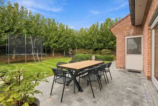 Hedendaagse villa met 4 slks, inpandige garage en mooie aangelegde tuin.<br /><br />In deze rustige buurt heeft dit koppel 12 jaar gewoond. Een goed bereikbare, toch rustige buurt in Moorslede. De woning heeft 2 opritten, ene naar inpandige garage en ene naar de achterliggende garage met tuinberging.<br /><br />Inkom met apart toilet en directe toegang naar garage/keuken/leefruimte. De leefruimte is voorzien van een gezellige gashaard, vele raampartijen en is vrij ruim. Een aparte keuken is voorzien met alle toestellen en genoeg plaats voor een eettafel met zicht op tuin en terras. Aansluitend is er een grote bergkast (eik), apart wasplaats en garage. Ook is er een droge kelder.<br /><br />Het verdiep bevat een apart toilet, vernieuwde badkamer (douche, ligbad, wastafel,..) en 4 echt ruime slaapkamers. Inmaakkasten, netjesgeschilderd, verduistering,…<br /><br />De tuin heeft 2 terrassen en is enorm mooi aangelegd. Privacy en rust vind je hier zeker terug!<br /><br />PLUSPUNTEN:<br />+ goed onderhoud<br />+ rustige buurt<br />+ 4 slks<br />+ 2 garages