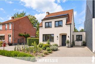 <p><strong>Ruime gezinswoning met 4 slaapkamers, veranda en zonnige tuin nabij scholen, winkels en station te Kalmthout<br /><br /></strong>Deze <strong>verzorgde gezinswoning </strong> combineert <strong>ruimte, comfort en functionaliteit</strong> op een uitstekende locatie te Kalmthout. Doorheen de jaren werd de woning zorgvuldig onderhouden en uitgebreid, wat resulteert in een aangename gezinswoning met <strong>ruime leefvertrekken</strong>, <strong>vier volwaardige slaapkamers</strong>, <strong>twee badkamers</strong>, een lichtrijke veranda en een prachtige tuin. Dankzij de nabijheid van winkels, scholen, openbaar vervoer en het station geniet u hier van een ideale combinatie tussen <strong>rustig wonen en vlotte bereikbaarheid</strong>.</p>
<p><strong>Gelijkvloerse verdieping<br /></strong>- Via de verzorgde inkomhal met stijlvolle glazen voordeur betreedt u deze aangename woning.<br /><strong>- Ruime eetkamer</strong> centraal in de woning, ideaal voor gezellige familiemomenten<br /><strong>- Sfeervolle leefruimte</strong> met gezellige houtkachel en grote raampartijen die zorgen voor een aangename lichtinval<br /><strong>- Lichtrijke veranda</strong> met grote schuiframen en prachtig zicht op de tuin, een heerlijke extra leefruimte om het hele jaar door van te genieten<br /><strong>- Volledig ingerichte keuken</strong> met veel kastruimte en werkblad, voorzien van oven, microgolfoven, vaatwasser, gasfornuis en dampkap<br />- Extra raam tussen keuken en veranda voor een open gevoel en bijkomende lichtinval<br /><strong>- Bureauruimte</strong> ideaal voor thuiswerk, hobbyruimte of speelkamer<br /><strong>- Praktische berging</strong> met lichtkoepel, aansluitingen voor wasmachine en droogkast en rechtstreekse toegang tot het terras<br /><strong>- Badkamer</strong> uitgerust met ligbad, douchecabine en dubbel lavabomeubel</p>
<p><strong>Eerste verdieping</strong><br /><strong>- Vier volwaardige slaapkamers</strong>, elk met een aangename lichtinval en voldoende ruimte voor een gezin<br /><strong>- Tweede badkamer</strong> voorzien van douche, lavabo en toilet<br />- Praktische indeling met tal van mogelijkheden voor gezinnen of thuiswerkers</p>
<p><strong>Zolderverdieping<br /></strong>- Via een vlizotrap bereikt u de ruime zolder.<br /><strong>- Volledig geïsoleerde zolderruimte:</strong> Ideaal als extra bergruimte en met mogelijkheid tot het creëren van bijkomende slaapkamers</p>
<p><strong>Tuin en buitenruimte</strong><br /><strong>- Verzorgde en groene tuin</strong> met veel privacy<br /><strong>- Ruim terras</strong> aansluitend aan de veranda<br /><strong>- Groot tuinhuis met elektriciteit<br /></strong>- Praktische <strong>overdekte houtopslag<br /></strong>- Zij-ingang langs de woning<br /><strong>- Ruime oprit</strong></p>
<p><strong>Bijzonderheden<br /></strong><strong>- 4 volwaardige slaapkamers<br /></strong><strong>- 2 badkamers<br /></strong><strong>- Ruime veranda</strong> met zicht op de tuin<br />- Mogelijkheid tot uitbreiding op zolder<br /><strong>- 12 zonnepanelen<br /></strong>- Regenwaterrecuperatie aanwezig<br />- Overal <strong>dubbele beglazing<br /></strong>- Rolluiken en vliegenramen aanwezig<br />- Verwarming op gas<br />- Droge kelder<br />- Groot tuinhuis met elektriciteit<br />- Centrale en gegeerde ligging</p>
<p><strong>Ligging</strong></p>
<p>Deze woning bevindt zich op een <strong>gunstige locatie te Kalmthout</strong>, op korte afstand van winkels, scholen, openbaar vervoer en het station. Dankzij de combinatie van een rustige woonomgeving en een uitstekende bereikbaarheid geniet u hier van het beste van beide werelden.<br />Een <strong>ruime en instapklare gezinswoning</strong> met tal van mogelijkheden, een aangename tuin en verrassend veel leefruimte. De ideale woning voor wie op zoek is naar <strong>comfortabel wonen</strong>, voldoende ruimte voor het hele gezin en een centrale ligging in Kalmthout.</p>
<p></p>