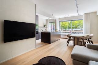 Aan de prestigieuze Amerikalei, één van de mooiste lanen van Antwerpen, vinden we dit luxueuze appartement op de eerste verdieping terug. Op wandelafstand bevinden zich het KMSKA, de levendige Marnixplaats met tal van gezellige cafés en restaurants én het vernieuwde Zuidpark. Dankzij de centrale ligging geniet u bovendien van een uitstekende bereikbaarheid, met vlotte verbindingen naar het stadscentrum en de belangrijkste invalswegen.<br /><br />Bij het betreden van het appartement wordt u verwelkomd in een lichtrijke leefruimte met een prachtige parketvloer die meteen warmte en karakter uitstraalt. Dankzij de open indeling vloeien de leefruimte, eetkamer en keuken naadloos in elkaar over, wat zorgt voor een ruimtelijk en harmonieus geheel. De absolute blikvanger is zonder twijfel de stijlvolle keuken met kookeiland, die niet alleen functioneel is, maar ook een elegante en uitnodigende sfeer creëert. Perfect voor gezellige diners met familie en vrienden.<br /><br />Het appartement beschikt over een volwaardige masterbedroom met rechtstreekse toegang tot het compacte terras. Daarnaast is er een tweede kamer aanwezig die flexibel kan worden ingericht volgens uw persoonlijke wensen, bijvoorbeeld als kinderkamer, dressing of bureau. De smaakvolle badkamer vervolledigt het geheel en is uitgerust met een ruime inloopdouche en een lavabo met praktische onderbouwkasten.<br /><br />Tot slot is er ook nog een handige kelderberging aanwezig.<br /><br />Interesse? Contacteer LISTED voor een bezoek: +32 283 51 51.