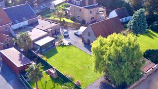 Deze centraal gelegen en multifunctionele eigendom was in oorsprong een succesvolle traiteurs- en slagerzaak. De eigendom combineert op de meest ideale manier uw zaak en uw woonst. De parking, de oprit, de tuin, de grote bergingschuur en de dubbele garage maken deze eigendom interessant voor een brede waaier aan koperspubliek. Het woonvolume is extra groot en het perceel heel ruime en zonnig.

De eigendom is gelegen in het groene en landelijke Bassevelde waar het prachtig wandelen, fietsen en genieten is.

De indeling is als volgt: een commerciële ruimte vooraan, een multifunctionele achterruimte als verlengstuk van het commercieel gedeelte of privé bruikbaar, een achterinkom, een zijdelingse inkom, een ingerichte keuken met eetplaats, ruime living met eetplaats en zitplaats, een veranda aan de woonkamer, een groot terras, een aangelegde tuin, een bureel, een berging, een gang, een kelder, een traphal, een nachthal, een nieuwe badkamer, een toilet, een dressing en 5 slaapkamers.
In de dressing heeft u de mogelijkheid om een tweede grote badkamer te maken. Alle leidingen zijn al voorzien onder de vloer.

Kortom, een ruime woning met multifunctionele schuur in de commerciële dorpskern, recht onder de kerktoren. 
Een ideale kans om werken en wonen te combineren!

Wens je deze mooi gecombineerde eigendom eens te gaan bezichtigen? Bel Unicum via het nummer 09 336 16 15 of mail ons via info@vastgoedunicum.be. Wij helpen u graag verder!
