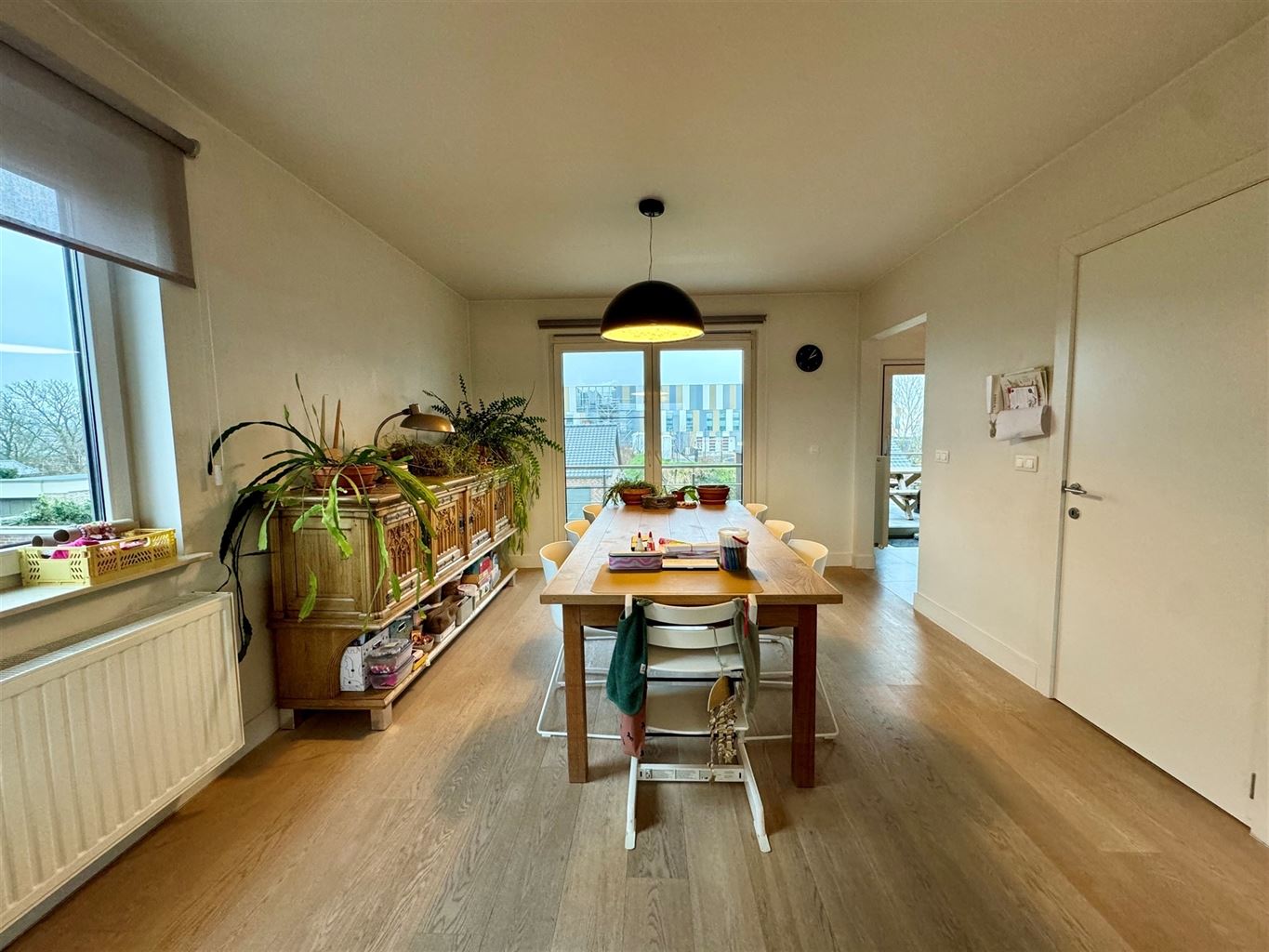 Prachtig duplex-appartement met 3 ruime slaapkamers, groot terras en aparte garage, rustig gelegen nabij het centrum van Maaseik. - foto 3