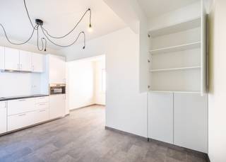 Gerenoveerde studio te koop in karaktervolle residentie Victory. Dit authentieke gebouw is gelegen op de hoek van de winkelstraat en de Lalouxlaan...