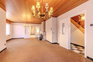 <p>Zoek jij een woning op een ruim perceel én in het centrum van Geel gelegen? Bekijk dan zeker deze eens!<br />Gelegen op een westelijk georiënteerd perceel van 1237m², beschikt de woning over 190m² bewoonbare oppervlakte, verdeeld over 2 niveaus.</p><br /><p>De grote living is verbonden met de keuken. Achter de leefruimte is een sas en de garage.</p><br /><p>Boven liggen 3 mooie slaapkamers. Een vierde kamer kan eventueel als slaapkamer dienst doen.<br />De zolder is voldoende groot om verder afgewerkt en ingericht te worden.</p><br /><p>De tuin is een echte parel! Privacy en ruimte. Uniek bij een centrumwoning.</p><br /><p>Mobiliteit: de woning is ideaal gelegen voor zowel fietser, voetganger als automobilist. Er is een vlotte, veilige verbinding met de Geelse scholen, winkels en horeca.</p><br /><p>EPC en asbestattest vragen om aandacht, maar niets wat onoverkomelijk is. De PVC ramen zijn voorzien van dubbel glas.</p><br /><p>Is jouw aandacht geprikkeld? Plan dan snel een bezoek!</p><br /><p>Heb jij plannen om jouw vastgoed te verkopen of te verhuren? Contacteer dan Nxxt Vastgoed voor een gesprek. We koppelen jouw wensen aan de mogelijkheden die het pand biedt. Samen maken we van jouw vastgoeddroom een Succesvolle Nxxt Step!</p>