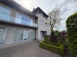 De prachtige leefruimte vormt het hart van dit duplex-appartement. Van hieruit hebt u toegang tot de afzonderlijke keuken en tot een aparte...