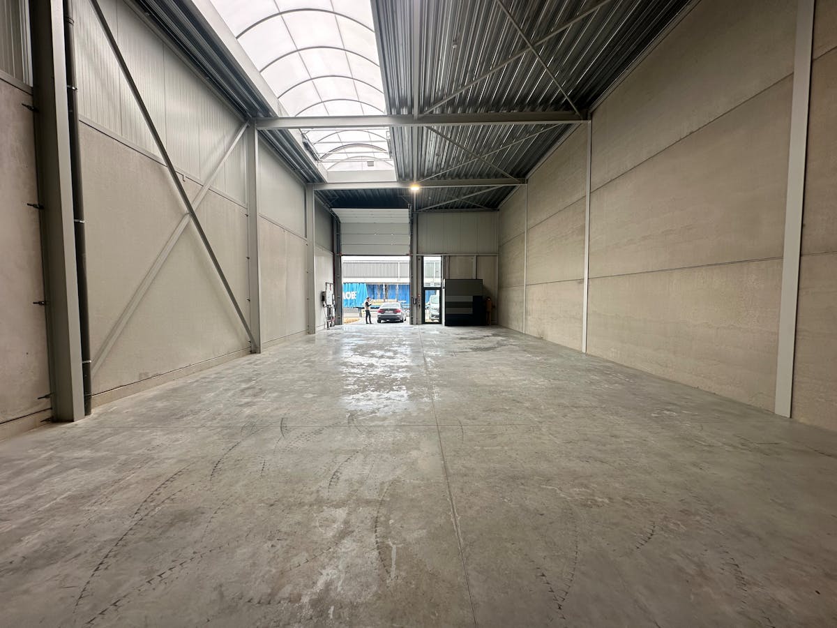 Hoekgelegen KMO-unit van 210 m² te huur in KMO-park Walth – Genk - foto 2