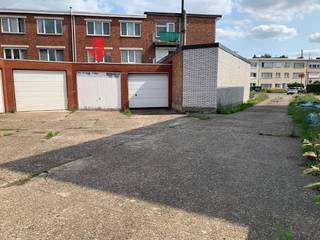 Bent u op zoek naar een garagebox in een klein complex? Dan stellen wij graag deze garagebox G8 aan u voor. Ideaal voor uw wagen, stockage...