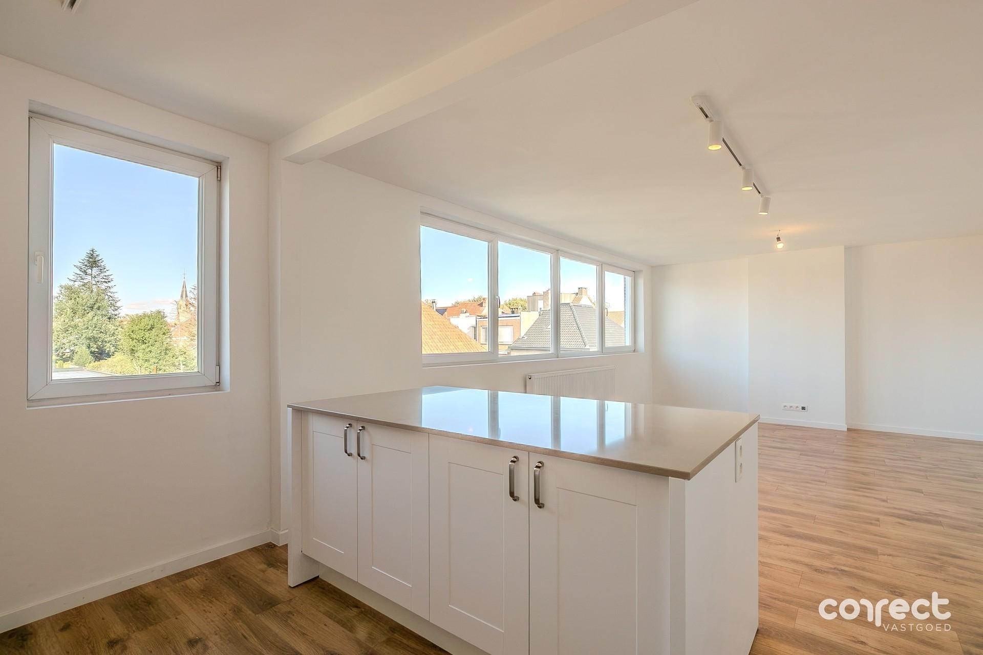 Volledig gerenoveerd appartement met 2 slaapkamers, dressing/slaapkamer en zonnig terras. - foto 5