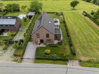 Op zoek naar een rustig gelegen bouwgrond voor het realiseren van uw nieuwbouwwoning? Ontdek dit mooi perceel bouwgrond van 1.007 m², gelegen in de Rapenbrugstraat Noord 8 te Maldegem.<br /><br />Deze bouwgrond geniet van een landelijke ligging met een open en weids uitzicht over de achterliggende velden, terwijl de voorzieningen en het centrum van Maldegem vlot bereikbaar zijn. Het perceel is bestemd voor het oprichten van een vrijstaande eengezinswoning met een maximale bouwhoogte van twee bouwlagen, waardoor u alle ruimte krijgt om een kwalitatieve gezinswoning te realiseren.<br /><br />Een belangrijke troef is de afwezigheid van een bouwverplichting, waardoor u volledig vrij bent om uw bouwproject te plannen volgens uw eigen timing. Dit maakt het perceel niet alleen interessant voor wie onmiddellijk wenst te bouwen, maar eveneens als investering voor de toekomst.<br /><br />Bent u op zoek naar een ruim perceel op een rustige locatie met tal van mogelijkheden? Neem dan gerust contact op met Louis Van Zele van Immo Francois Meetjesland voor meer informatie, de stedenbouwkundige voorschriften of een bezoek ter plaatse.<br /><br />
