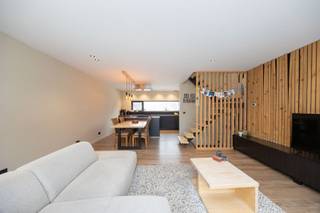 Welkom in deze topgelegen, recente en instapklare woning waar ruimte, licht en flexibiliteit centraal staan. Deze eigentijdse woning ademt...