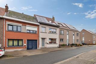 Voor meer info of een bezoek, bel 053 59 49 34 - Op een gunstige locatie te Erembodegem, vinden we deze volledig gerenoveerde woning (1951) terug...