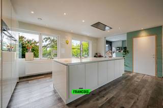 In het centrum van Beveren (Roeselare) vindt u deze instapklare woning met tal van mogelijkheden, ideaal voor wie comfortabel wil wonen én tegelijk plaats zoekt om een zelfstandige activiteit uit te oefenen. Voor de deur is ruime parkeergelegenheid voorzien en achteraan beschikt u over een dubbele garage met automatische poort.<br /><br />De woning werd grondig gerenoveerd in 2014 en 2018 en uitgerust met moderne technieken zoals een warmtepomp op het gelijkvloers, een alarmsysteem met camera’s, ventilatiesysteem, 30 zonnepanelen en twee regenwaterputten van telkens 7.500 liter. De elektriciteit is bovendien volledig gekeurd en conform.<br /><br />Op het gelijkvloers bevindt zich een praktijkgedeelte met inkomhal en wachtruimte, twee aparte praktijkruimtes en een polyvalente ruimte waar momenteel een bar is ingericht, maar die eenvoudig kan worden heringericht tot extra werk- of praktijkruimtes. Verder vindt u er ook sanitaire voorzieningen, een technische ruimte en een aparte wasplaats.<br /><br />Op de eerste verdieping geniet u van een lichtrijke leefruimte met palletkachel, een volledig geïnstalleerde keuken met bijkeuken, drie slaapkamers, een dressing, een apart gastentoilet en een badkamer met lavabomeubel, inloopdouche en toilet. Via de leefruimte heeft u toegang tot het ruime terras met zonneluifel.<br /><br />De zolderverdieping werd ingericht als een zeer ruime slaapkamer met aansluitend een praktische opslagruimte. Ook buiten is het aangenaam vertoeven, de woning beschikt over een gezellige tuin.<br /><br />Voor meer informatie of een bezoek kunt u contact opnemen via axel@immofrancois.be of telefonisch op 0471/45.29.95.