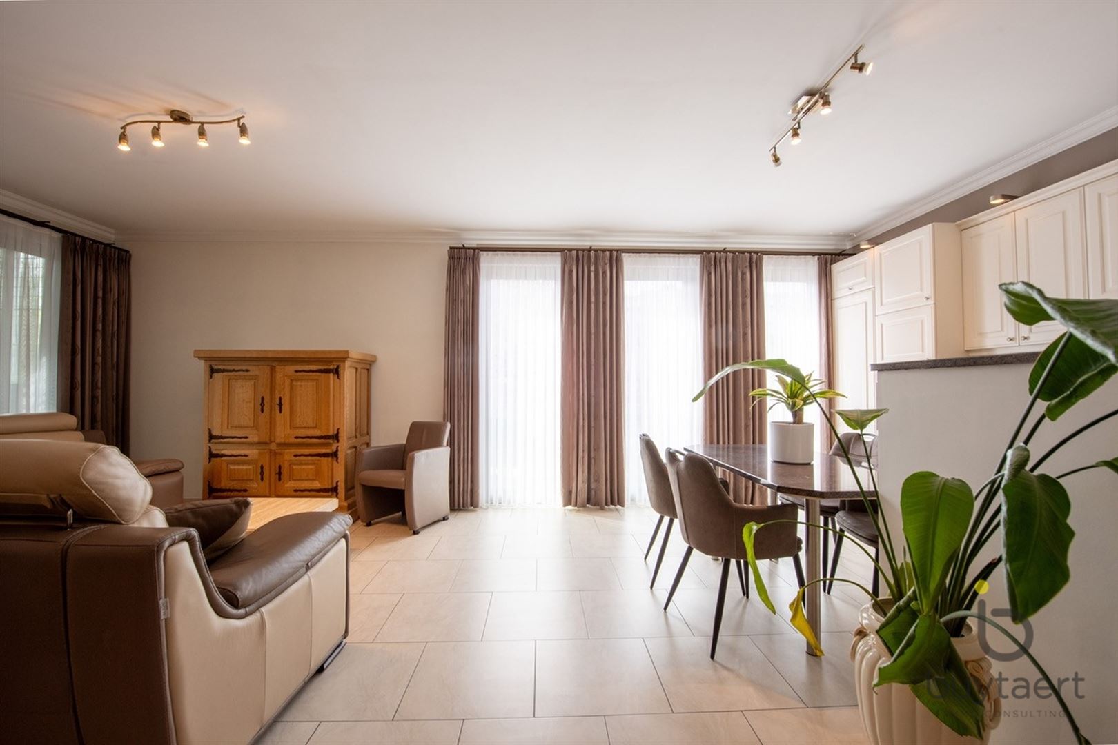 Ruim appartement met vooraan en achteraan terrassen en parking op een pleintje. - foto 2