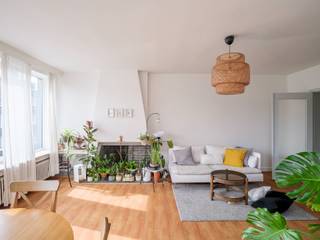 <strong>Stijlvol tweeslaapkamerappartement in de Sportstraat, met terras en warm mid-century karakter.</strong><br /><br /><em>Voor meer informatie, mail naar info@carloeggermont.be</em><br /><br />Het hoekappartement (EPC B met BVO 99 m²) op de derde verdieping geniet van een open stadsbeleving dankzij het brede zicht op twee samenlopende woonstraten. De vele ramen zorgen voor een aangename, warme lichtinval, de hele dag door.<br /><br />De residentie zelf, een kleinschalig en goed onderhouden gebouw met tien units, ademt het rustige, residentiële karakter van de Sportstraat.<br /><br />Binnen verbindt de centrale inkomhal met vestiaire alle ruimtes van de woning. Aan de straatzijde ligt de leefruimte met eetplaats, waar het materiaalgebruik, de natuursteen en het originele schouwelement met strakke lijnen zorgen voor een tijdloze ‘60s-uitstraling.<br /><br />De keuken, met wasplaats, ligt centraal en biedt via een groot raam zicht op de privatieve en groene omgeving. De twee slaapkamers zijn ruim en voorzien van grote raampartijen, met achteraan een terras. De gunstige oriëntatie maakt dit tot een aangename, stille plek. De badkamer is compact maar functioneel, uitgerust met douchebad, wastafel en geïntegreerde opbergruimte.<br /><br />Extra troef is de privatieve kelderbering als de mogelijkheid tot aankopen van een garagebox (40.000 euro)<br /><br /><strong>Het appartement, gelegen nabij Gent-Sint-Pietersstation en het stadscentrum, combineert hedendaags comfort (EPC-score B) met de authentieke charme van de jaren ’60: een evenwicht tussen vintage karakter en vernieuwde technieken.</strong><br />(Aandeel kosten opmeting en opmaak basisakte ten laste van de koper)<br /> 
