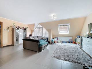 Dit appartement is gelegen pal in het centrum van Westrozebeke vlakbij openbaar vervoer, winkel,…Het appartement op de 2de verdieping van het gebouw...