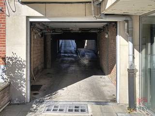 Sint-Woluwe-Lambrechts - Wijk Tomberg, garagebox nr. 11 te koop. Handbediende deur met sleutel die toegang geeft tot een garage met een...