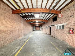 Dit magazijn heeft een vlotte verbinding naar zowel de E403 als de E40. In de loods heb je twee atelierruimtes en een overdekte open opslagplaats...