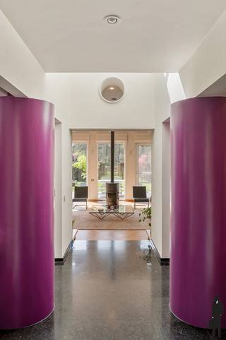 Op unieke locatie, einde doodlopende straat en grenzend aan bos en velden op het Zuidwesten gelegen architecturale woning met unieke...