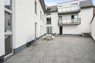 <p><strong>Stijlvolle opbrengsteigendom met uitstekende visibiliteit – verhuurd kantoor van 144 m².</strong></p><p>Bent u op zoek naar een zorgeloze investering met onmiddellijk rendement? </p><p>Dit <strong>verhuurde kantoor van 144 m²</strong> vormt een interessante opportuniteit voor investeerders die op zoek zijn naar een kwalitatief opbrengsteigendom op een strategische locatie.</p><p>Het kantoor beschikt over een <strong>ruime open werkruimte met uitnodigende receptie</strong>, drie afzonderlijke burelen en 2 bergingen. </p><p>Een efficiënte en flexibele indeling wordt gecombineerd met voldoende privacy en bergruimte. </p><p>De uitstekende bereikbaarheid is een belangrijke troef. </p><p>Het gebouw bevindt zich <strong>op wandelafstand van zowel tram- als treinverbindingen</strong>, wat een vlotte toegang garandeert voor medewerkers en bezoekers. </p><p>Bovendien is er <strong>ondergrondse parkeergelegenheid beschikbaar</strong>, een absolute meerwaarde in een centrum omgeving.</p><p>Dankzij de <strong>grote visibiliteit</strong> geniet het pand van een sterke commerciële uitstraling, wat de aantrekkelijkheid voor huurders verder versterkt.</p><p>Op heden verhuurd aan een stabiele en betrouwbare huurder.</p><p>Voor alle informatie kan u contact opnemen met Bert De Vos op 0477 80 75 80 of via bert@vastgoeddevos.be</p><p>Bezoek ter plaatse steeds te regelen op afspraak met de huidige huurder.</p>