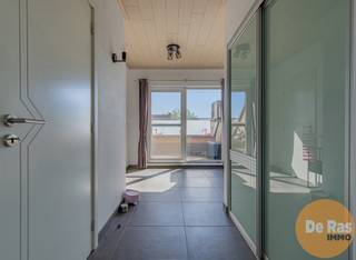 LEDE - Dit prachtige dakappartement met een oppervlakte van 135m²! is zeer goed gelegen. Vlakbij de invalswegen richting Wetteren en Dendermonde en...
