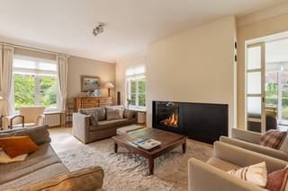 Cette charmante villa datant de 1961 se trouve à la périphérie du centre historique de Grimbergen. Elle est située sur un magnifique terrain de 1.951 m² exposé sud, le long de la Beiaardlaan. La villa a fait l'objet d'une rénovation en profondeur à partir des années '90, et se trouve toujours en excellent état.Le cabinet médical dispose d'une entrée séparée et comprend une salle d'attente, une salle d'examen et un grand bureau climatisé, équipé d'un bureau et d'armoires sur mesure Obumex, avec vue sur le jardin. La partie privée de la villa offre plus de 300 m² de surface habitable. Au rez-de-chaussée, vous trouverez un hall d'entrée spacieux, une salle à manger séparée, un salon avec une cheminée à gaz ouverte moderne de Depuydt, une cuisine entièrement équipée d'appareils haute-gamme donnant sur une grande salle de vie très lumineuse s'ouvrant sur le jardin et dotée de climatisation. Au 1er étage, vous trouverez cinq chambres et deux salles de bains. La chambre principale est équipée de climatisation.La maison est presque complètement sous caves et dispose d'un garage pour 2 voitures avec porte automatique. Chauffage au gaz (chaudière Viessmann) et chauffe-eau solaire.Une opportunité idéale pour ceux qui recherchent à la fois un cadre de vie agréable et la possibilité d'exercer une profession libérale dans un environnement agréable et facilement accessible. Registre des mesures: non